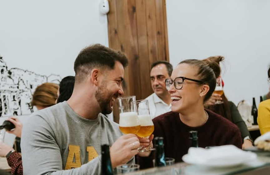 Clientes brindando con cerveza en la barra de La Tapa de San Lorenzo