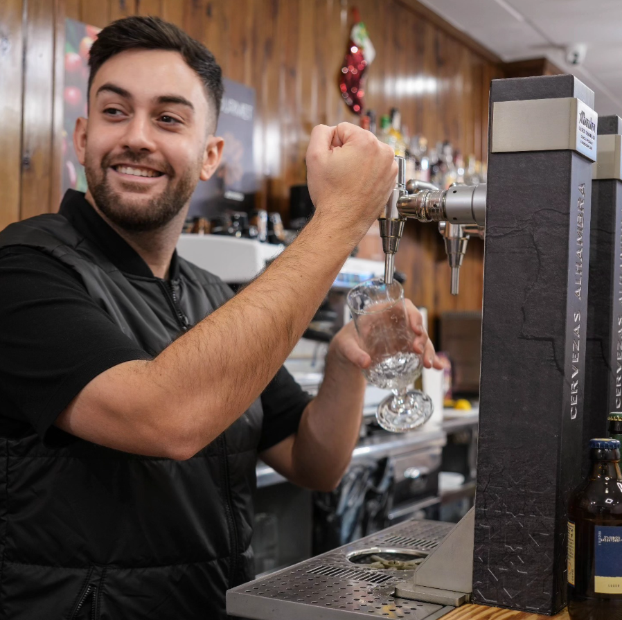Camarero de La Tapa de San Lorenzo tirando una cerveza en la barra